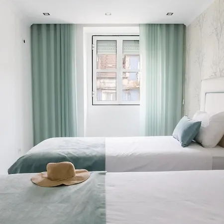Apartment Plum Guide - Flamboyance Lisbon