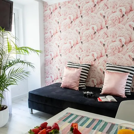 Plum Guide - Flamboyance Lisbon